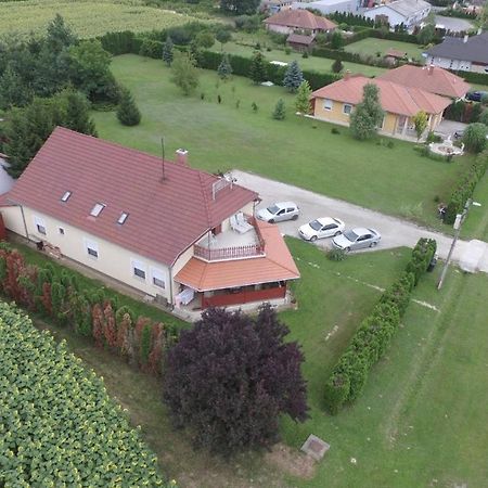 Vadvirag Vendeghaz Hotel Ленти Екстериор снимка