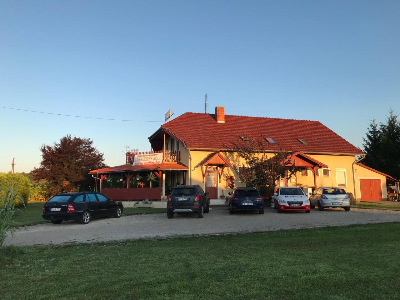 Vadvirag Vendeghaz Hotel Ленти Екстериор снимка