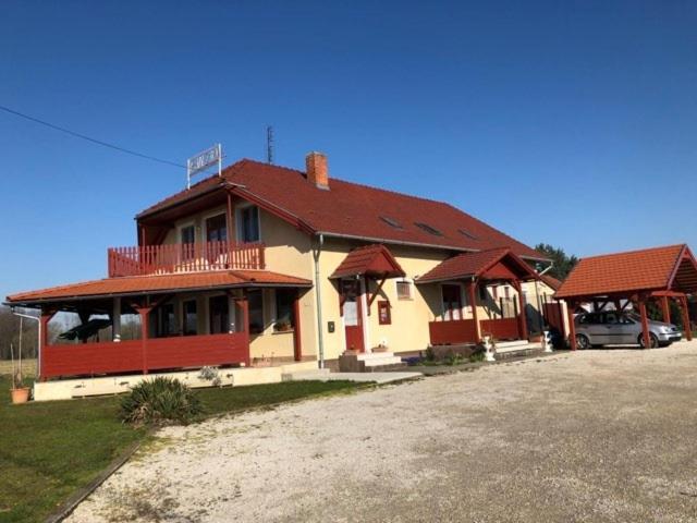 Vadvirag Vendeghaz Hotel Ленти Екстериор снимка